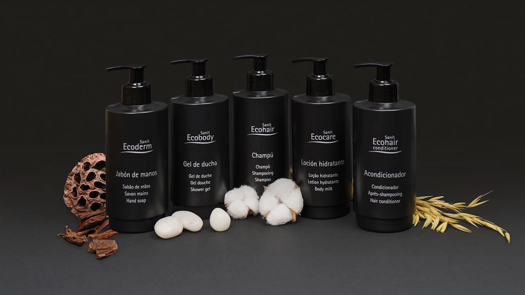 Imagen bodegón de los productos de la Línea Black Amenities.