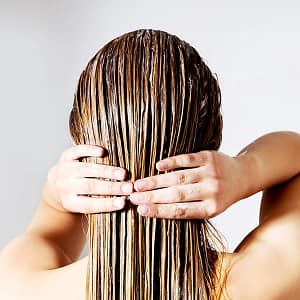 Aplicación del acondicionador para el lavado del cabello con el producto Sanit Ecohair CONDITIONER y Sanit ECOHAIR CONDITIONER LB