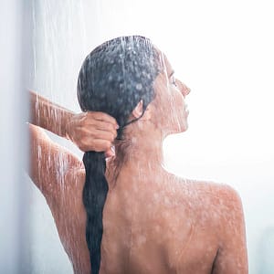 Aplicación del champú para el lavado del cabello con el producto Sanit ECOHAIR y Sanit ECOHAIR LB