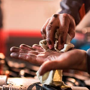 Application of the hand cleaning paste with the Proset Natur Eco product