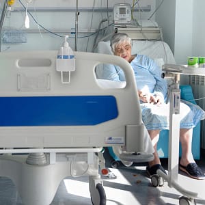 Imagen de muestra con el soporte PGS 500 CAMA instalado en una habitación de hospital.