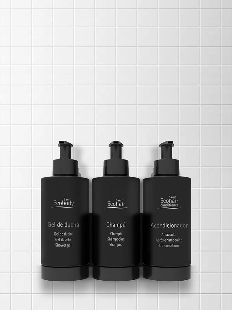 Imagen de conjunto Línea Black Amenities en pared alicatada del baño.