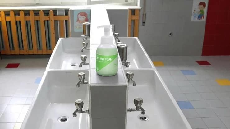 Imagen de lavatorio de manos en el colegio con Sanit DERMO FOAM para la entrada, Vuelta al cole con PRODERPHARMACARE.