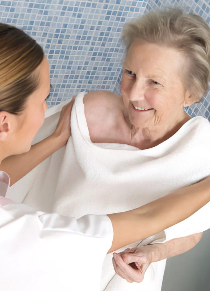 Anciana después de la ducha con productos dermatológicos PRODERPHARMACARE