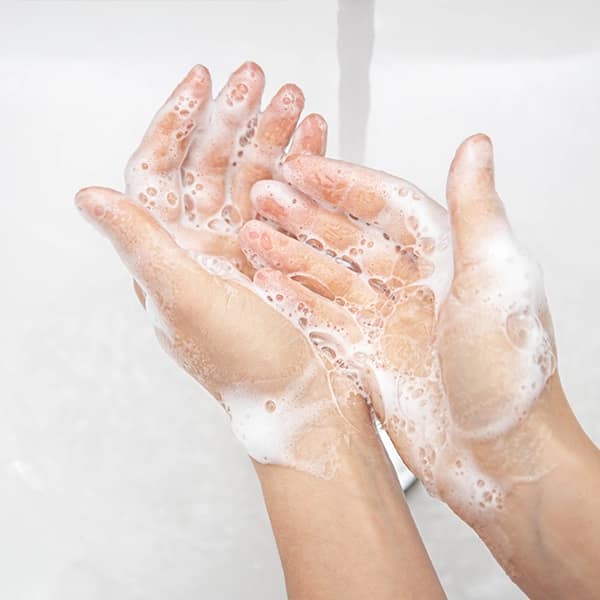 Aplicación de jabón dermatológico sanit ecoderm.