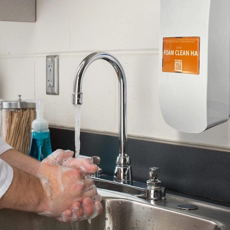 Imagen de refuerzo con cocinero lavandose las manos en cocina colectiva para PSD Alimentaria.