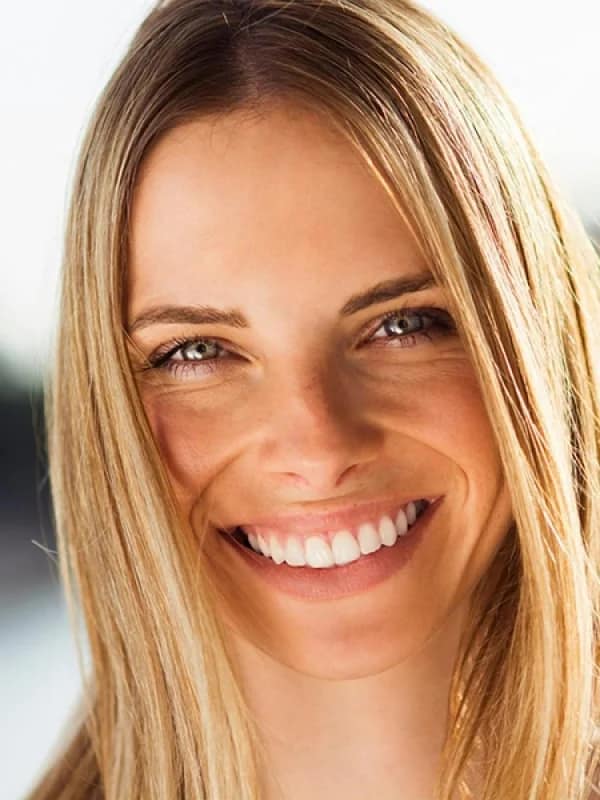 Chica hermosa y sonriente para la entrada de junio, El envejecimiento de la piel