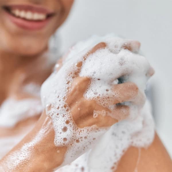 Aplicación del gel de ducha y baño del producto Sanit ECOBODY y Sanit ECOBODY LB