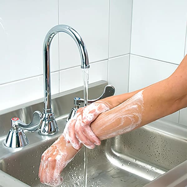 gel-lavado-manos-sanit-pure Imagen de lavado de manos con Sanit PURE en ambiente alimenario.