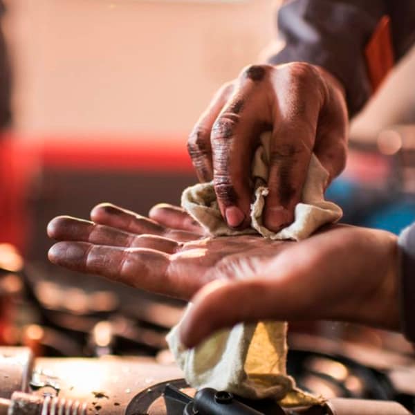 Application of the hand cleaning paste with the Proset Natur Eco product