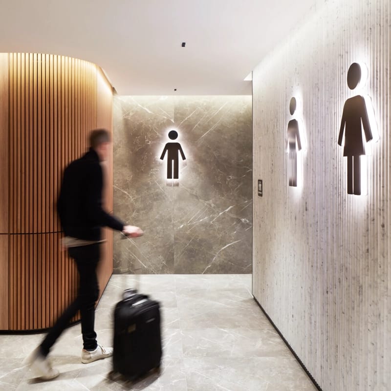 Imagen de refuerzo para PSD Colectiovidades de un baño de aeropuerto.